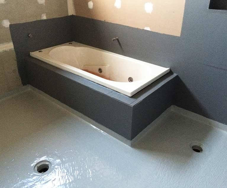 صورة لاعمال العزل بحمام بجدة